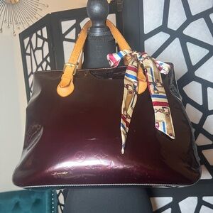 Louis Vuitton Patent Leather Brentwood in Amarante Monogram Vernis bag. GUC